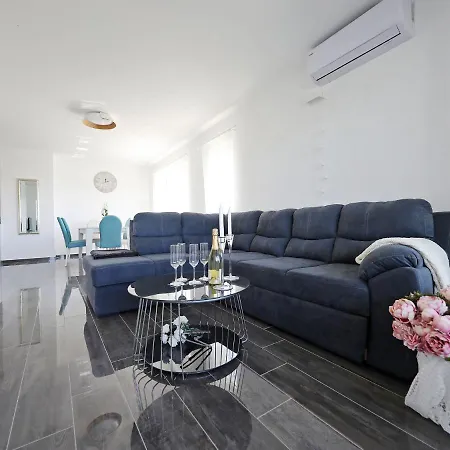 Villa Exclusive With Heated Pool, Roofed Terrace With Jaccuzi,,300m From The Sea *