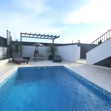 Exclusive With Heated Pool, Roofed Terrace With Jaccuzi,,300m From The Sea Sveti Filip i Jakov
