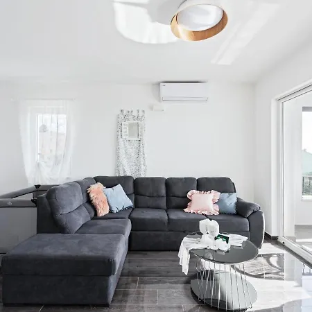 Exclusive With Heated Pool, Roofed Terrace With Jaccuzi,,300m From The Sea Sveti Filip i Jakov