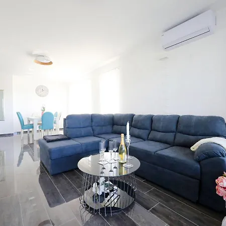 Villa Exclusive With Heated Pool, Roofed Terrace With Jaccuzi,,300m From The Sea *