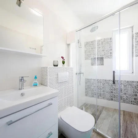 Villa Exclusive With Heated Pool, Roofed Terrace With Jaccuzi,,300m From The Sea