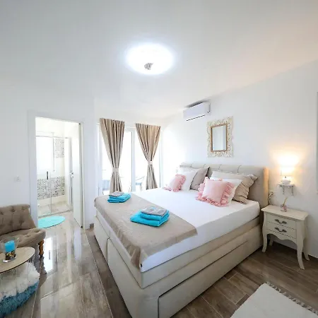 Villa Exclusive With Heated Pool, Roofed Terrace With Jaccuzi,,300m From The Sea Sveti Filip i Jakov