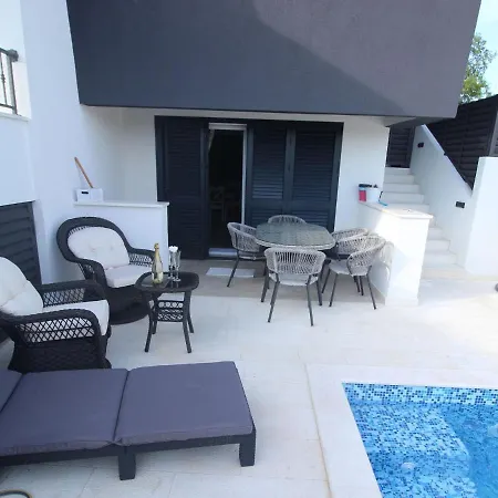 Exclusive With Heated Pool, Roofed Terrace With Jaccuzi,,300m From The Sea Sveti Filip i Jakov